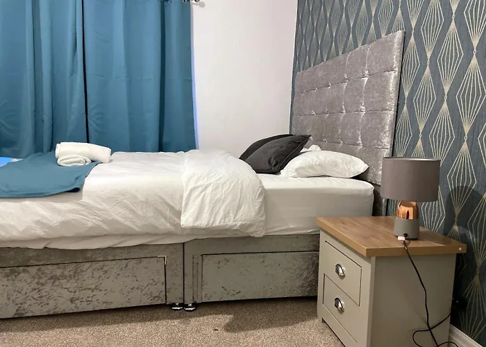 Holiday home Lovely Spacious House Family & Contractor Friendly 3 Bedroom Near Centre Sleeps 8 *