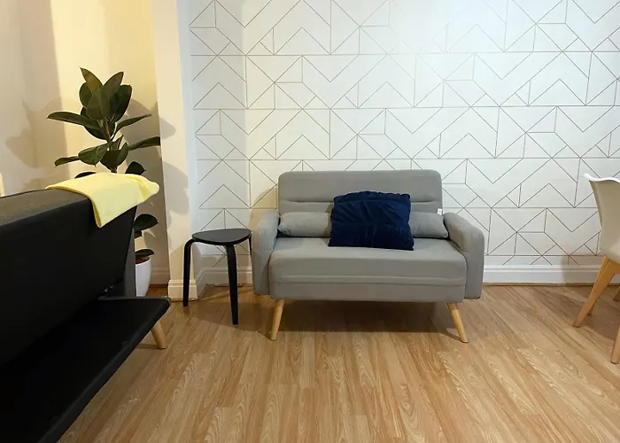 Holiday home Lovely Spacious House Family & Contractor Friendly 3 Bedroom Near Centre Sleeps 8 Leeds (West Yorkshire)