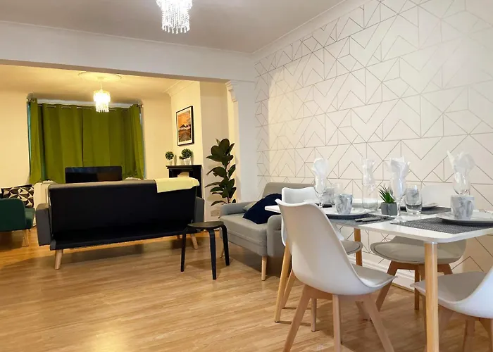 Lovely Spacious House Family & Contractor Friendly 3 Bedroom Near Centre Sleeps 8 *