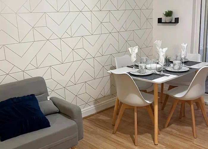 Lovely Spacious House Family & Contractor Friendly 3 Bedroom Near Centre Sleeps 8