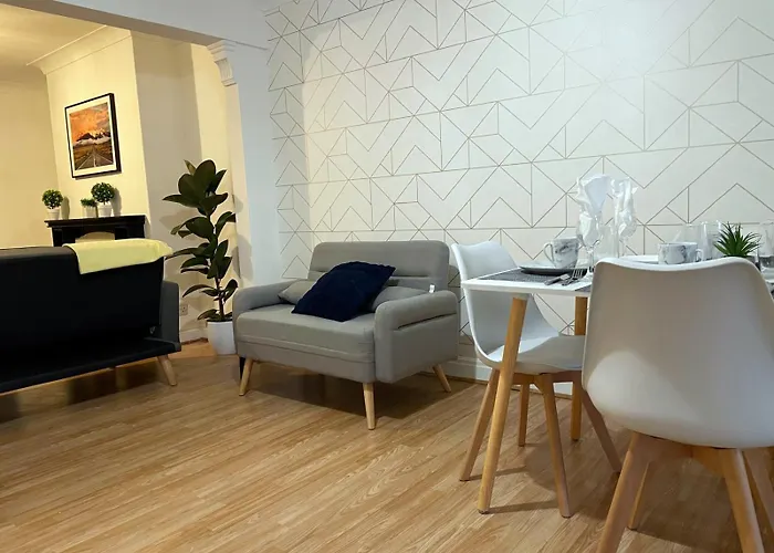 בית נופש Lovely Spacious House Family & Contractor Friendly 3 Bedroom Near Centre Sleeps 8