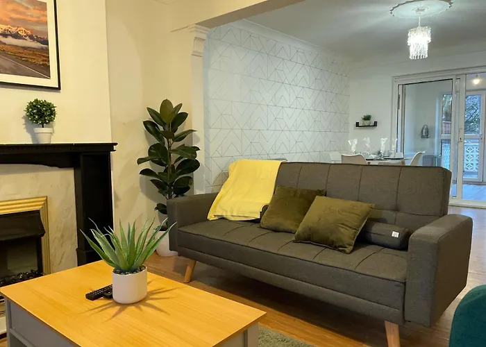 בית נופש Lovely Spacious House Family & Contractor Friendly 3 Bedroom Near Centre Sleeps 8 *