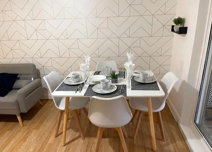 Lovely Spacious House Family & Contractor Friendly 3 Bedroom Near Centre Sleeps 8 *