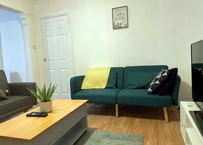 Lovely Spacious House Family & Contractor Friendly 3 Bedroom Near Centre Sleeps 8 * Leeds (West Yorkshire)