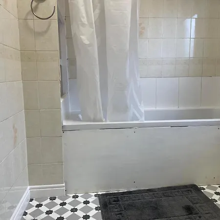 Lovely Spacious House Family & Contractor Friendly 3 Bedroom Near Centre Sleeps 8 別荘 *