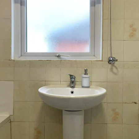 Lovely Spacious House Family & Contractor Friendly 3 Bedroom Near Centre Sleeps 8 リーズ