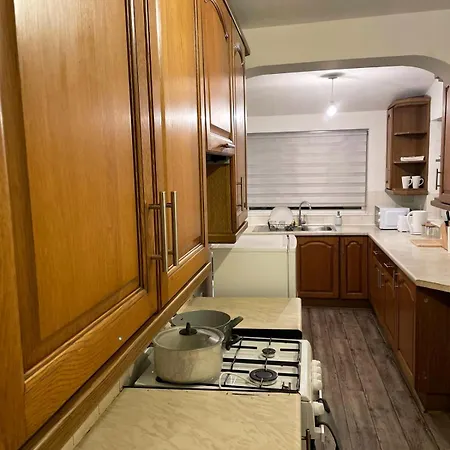 Lovely Spacious House Family & Contractor Friendly 3 Bedroom Near Centre Sleeps 8 別荘