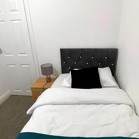 Lovely Spacious House Family & Contractor Friendly 3 Bedroom Near Centre Sleeps 8 別荘 *