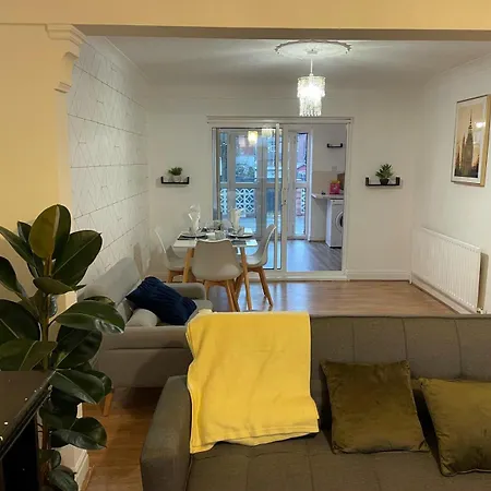 Lovely Spacious House Family & Contractor Friendly 3 Bedroom Near Centre Sleeps 8 * リーズ