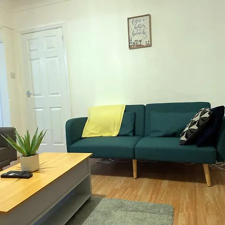 Lovely Spacious House Family & Contractor Friendly 3 Bedroom Near Centre Sleeps 8 * リーズ